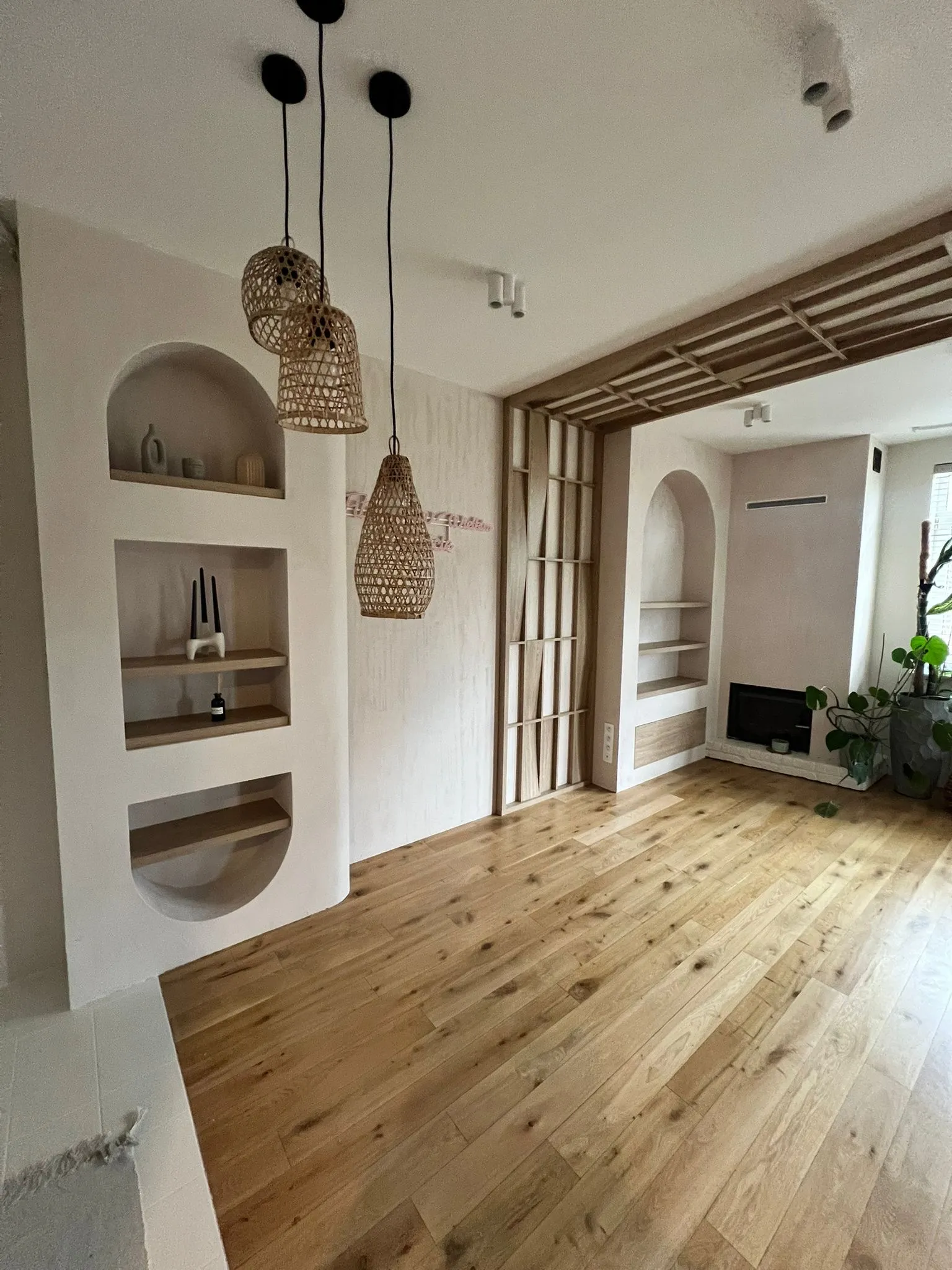 Wnętrze studia — jasna i spokojna sala